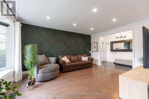 2 Brentwood Road, Grimsby, ON - Indoor Photo Showing Living Room