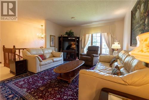 302 Moonrock Avenue, Sudbury, ON - Indoor Photo Showing Living Room