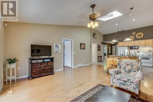 31 - 80 Centre Street, London, ON - Indoor Photo Showing Living Room