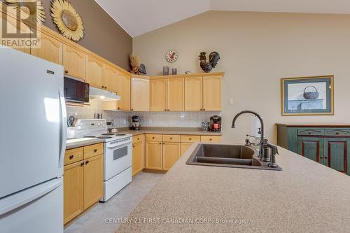 31 - 80 Centre Street, London, ON - Indoor Photo Showing Kitchen With Double Sink