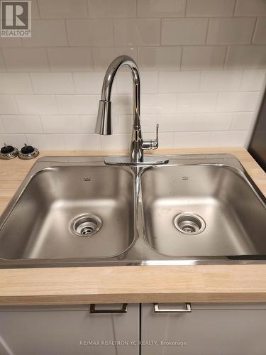 Bsmt - 4 Theobalds Circle, Richmond Hill, ON - Indoor Photo Showing Kitchen With Double Sink