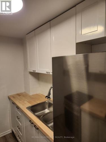 Bsmt - 4 Theobalds Circle, Richmond Hill, ON - Indoor Photo Showing Kitchen