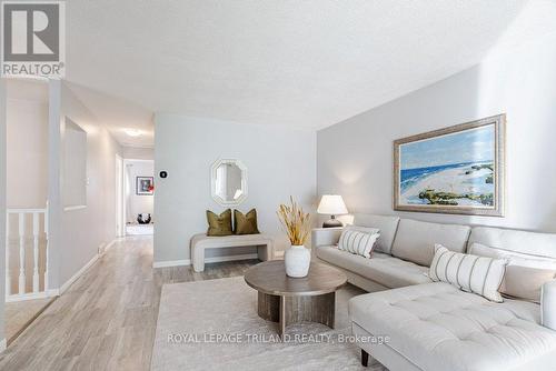 35 Caprice Crescent, London, ON - Indoor Photo Showing Living Room