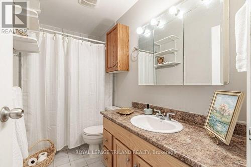 35 Caprice Crescent, London, ON - Indoor Photo Showing Bathroom