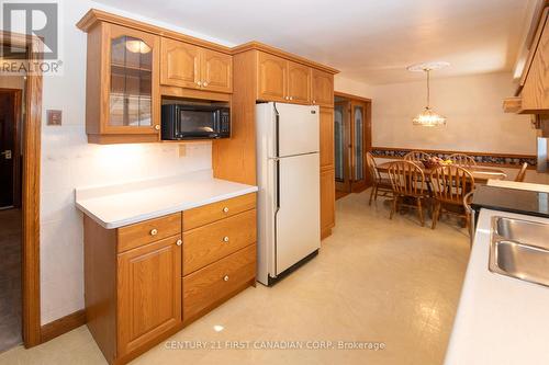 17 Stormont Drive, London, ON - Indoor Photo Showing Kitchen