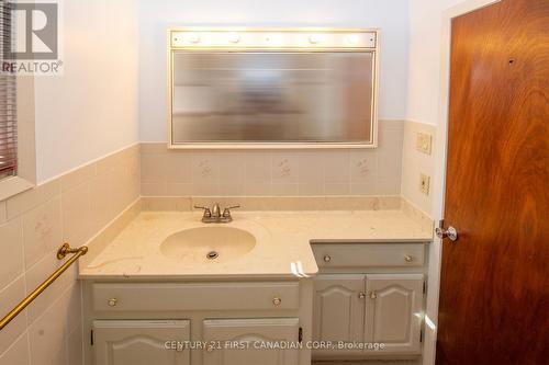 17 Stormont Drive, London, ON - Indoor Photo Showing Bathroom