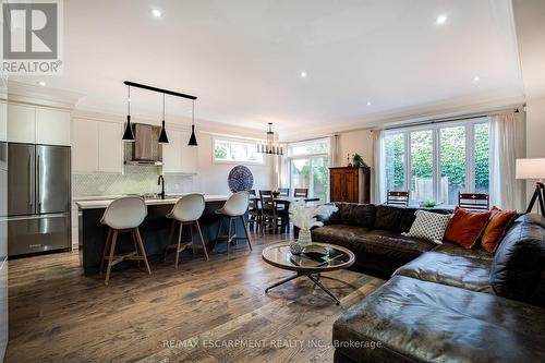 201 Hatt Street, Hamilton, ON - Indoor Photo Showing Living Room