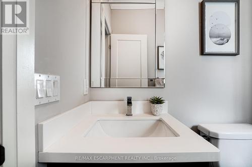 201 Hatt Street, Hamilton, ON - Indoor Photo Showing Bathroom