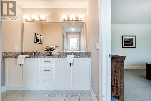 201 Hatt Street, Hamilton, ON - Indoor Photo Showing Bathroom