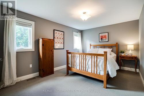 201 Hatt Street, Hamilton, ON - Indoor Photo Showing Bedroom