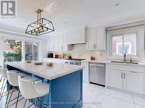 13 Beasley Drive, Richmond Hill, ON - Indoor Photo Showing Kitchen With Upgraded Kitchen