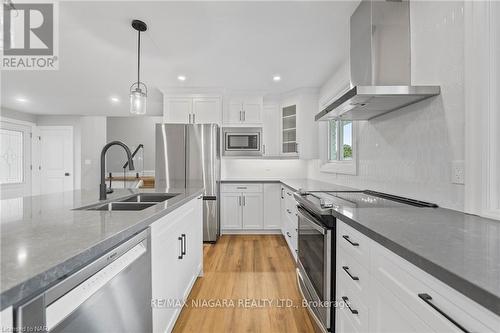 78 Beverly Crescent, Welland, ON - Indoor Photo Showing Kitchen With Stainless Steel Kitchen With Double Sink With Upgraded Kitchen