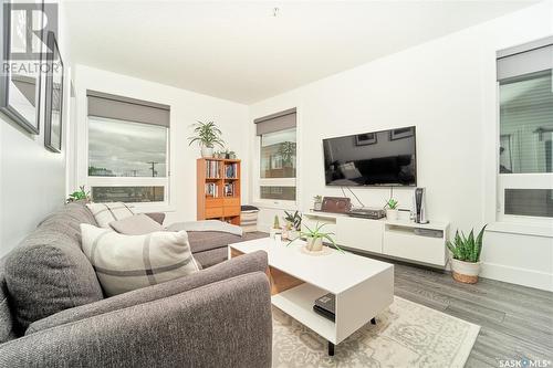 218 404 C Avenue S, Saskatoon, SK - Indoor Photo Showing Living Room