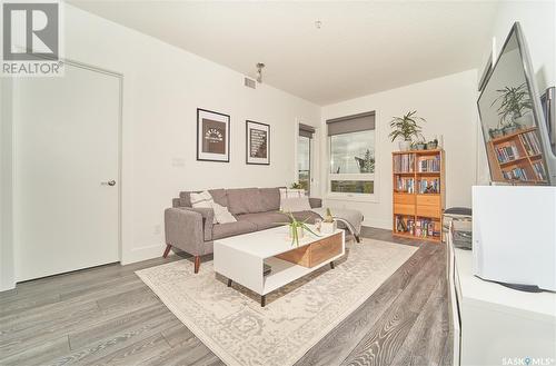 218 404 C Avenue S, Saskatoon, SK - Indoor Photo Showing Living Room