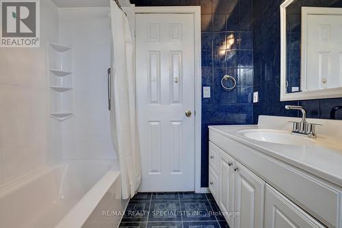 2512 Harman Court, Mississauga, ON - Indoor Photo Showing Bathroom