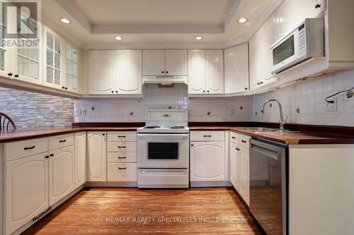 2512 Harman Court, Mississauga, ON - Indoor Photo Showing Kitchen