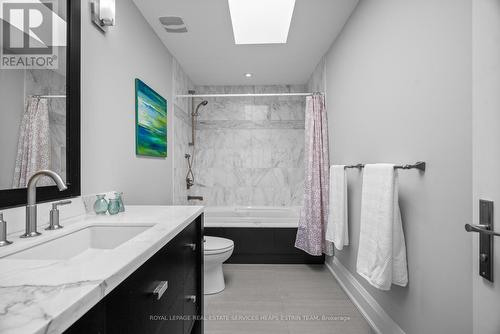 4 Evergreen Gardens, Toronto, ON - Indoor Photo Showing Bathroom