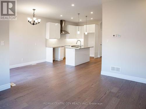 3710 Somerston Crescent, London, ON - Indoor Photo Showing Kitchen With Upgraded Kitchen