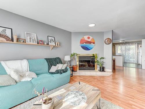 Salon - 3 Rue Ouellette, Saint-Constant, QC - Indoor Photo Showing Living Room With Fireplace