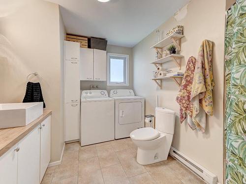 Salle de bains - 3 Rue Ouellette, Saint-Constant, QC - Indoor Photo Showing Laundry Room