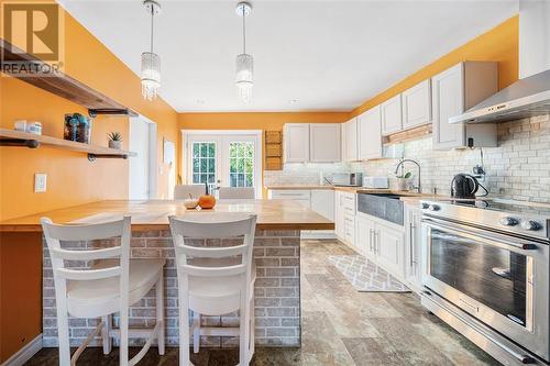 1194 Mathews Avenue, Sarnia, ON - Indoor Photo Showing Kitchen With Upgraded Kitchen