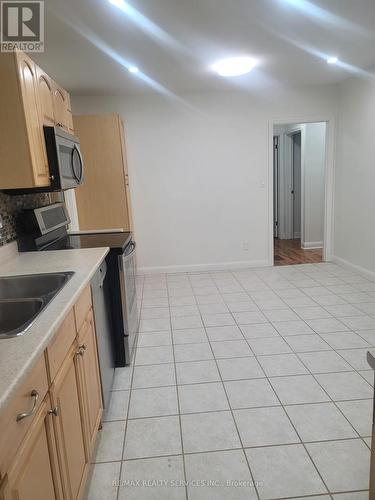 321 Cadillac Avenue S, Oshawa, ON - Indoor Photo Showing Kitchen With Double Sink