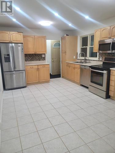 321 Cadillac Avenue S, Oshawa, ON - Indoor Photo Showing Kitchen