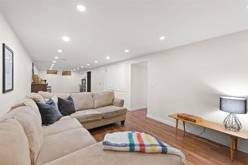 218 Morgan Crescent, Winnipeg, MB - Indoor Photo Showing Living Room