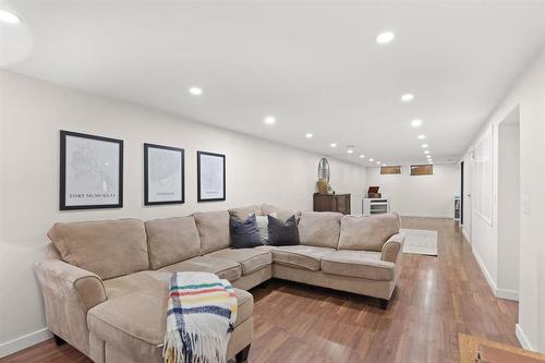 218 Morgan Crescent, Winnipeg, MB - Indoor Photo Showing Living Room