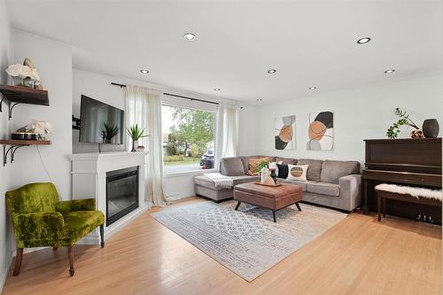 218 Morgan Crescent, Winnipeg, MB - Indoor Photo Showing Living Room With Fireplace