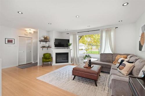 218 Morgan Crescent, Winnipeg, MB - Indoor Photo Showing Living Room With Fireplace