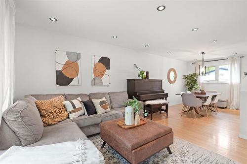 218 Morgan Crescent, Winnipeg, MB - Indoor Photo Showing Living Room