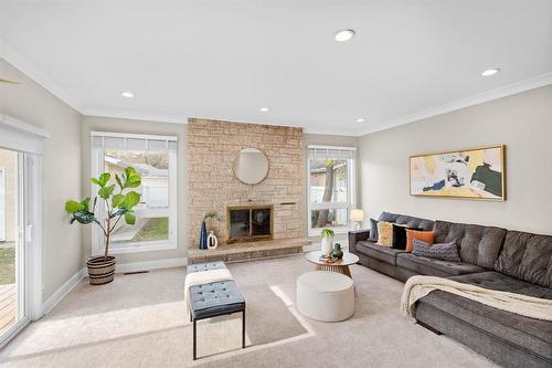 637 Waterloo Street, Winnipeg, MB - Indoor Photo Showing Living Room With Fireplace