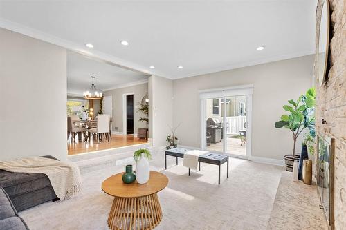 637 Waterloo Street, Winnipeg, MB - Indoor Photo Showing Living Room