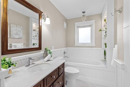 637 Waterloo Street, Winnipeg, MB - Indoor Photo Showing Bathroom