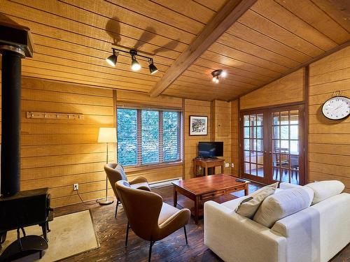 Salon - 11 Ch. Du Mont-La Réserve, Saint-Donat, QC - Indoor Photo Showing Living Room