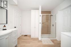 En-suite Bath/Laundry Rm - 