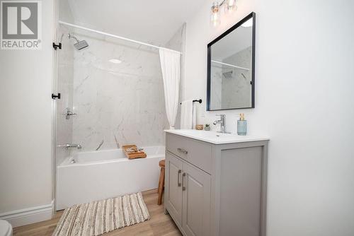 Main floor full bath - 34 Shady Lane, Petawawa, ON - Indoor Photo Showing Bathroom