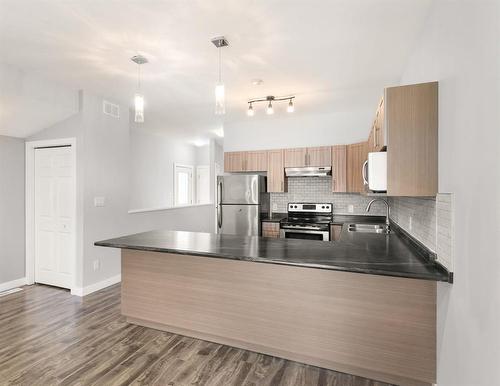 138 Lansdowne Avenue, Winnipeg, MB - Indoor Photo Showing Kitchen