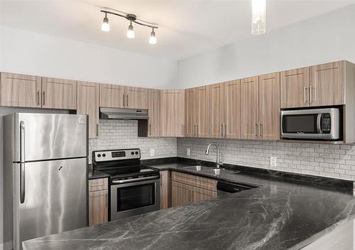 138 Lansdowne Avenue, Winnipeg, MB - Indoor Photo Showing Kitchen With Double Sink