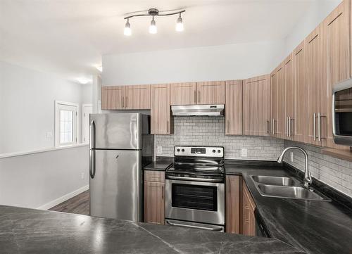 138 Lansdowne Avenue, Winnipeg, MB - Indoor Photo Showing Kitchen With Double Sink