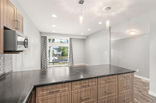 138 Lansdowne Avenue, Winnipeg, MB - Indoor Photo Showing Kitchen