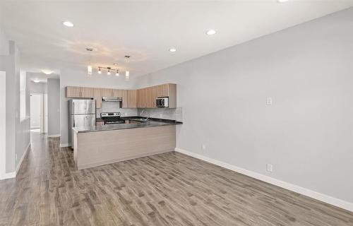 138 Lansdowne Avenue, Winnipeg, MB - Indoor Photo Showing Kitchen