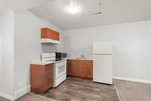 138 Lansdowne Avenue, Winnipeg, MB - Indoor Photo Showing Kitchen