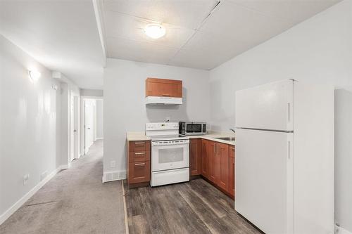 138 Lansdowne Avenue, Winnipeg, MB - Indoor Photo Showing Kitchen