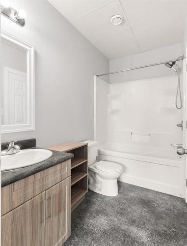 138 Lansdowne Avenue, Winnipeg, MB - Indoor Photo Showing Bathroom