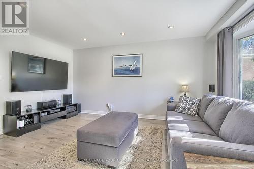 743 Greenfield Crescent, Newmarket, ON - Indoor Photo Showing Living Room