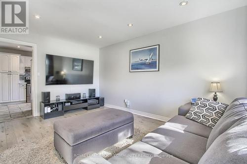 743 Greenfield Crescent, Newmarket, ON - Indoor Photo Showing Living Room