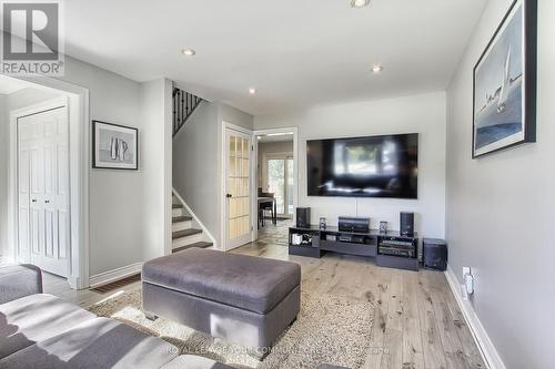 743 Greenfield Crescent, Newmarket, ON - Indoor Photo Showing Living Room