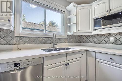 743 Greenfield Crescent, Newmarket, ON - Indoor Photo Showing Kitchen With Double Sink